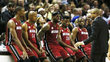 David Fizdale da instrucciones durante las Finales ante San Antonio Spurs (2013) a Chris Bosh, Ray Allen, LeBron James, Norris Cole y Dwyane Wade.