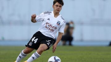 El juvenil formado en Colo Colo fue presentado en Deportes Recoleta, cuadro reci&eacute;n ascendido al Ascenso 2022. Firm&oacute; contrato por un a&ntilde;o.