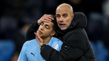 MANCHESTER (United Kingdom), 07/01/2026.- Manchester City manager Pep Guardiola interacts with his player Rico Lewis (L) after the English Premier League match between Manchester City FC and Brighton & Hove Albion, in Manchester, Britain, 07 January 2026. (Reino Unido) EFE/EPA/ADAM VAUGHAN EDITORIAL USE ONLY. No use with unauthorized audio, video, data, fixture lists, club/league logos, 'live' services or NFTs. Online in-match use limited to 120 images, no video emulation. No use in betting, games or single club/league/player publications.
