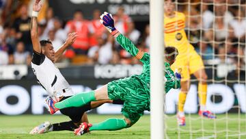 Hugo Duro ante Ter Stegen.