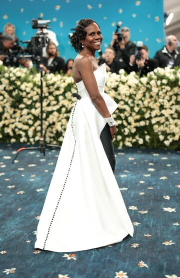 Deborah Roberts artista contempornea estadounidense reconocida por sus obras en collage y tcnicas mixtas posando en la alfombra roja de la Met Gala 2025.