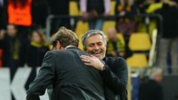 Klopp y Mourinho bromean antes del partido.
