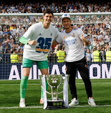 A pesar de su poca participación con el equipo madridista, su palmarés creció abundantemente. En la imagen celebra junto a su amigo y compatriota, el portero Thibaut Courtois, el título de LaLiga conseguido en 2022. Previamente ya consiguieron el de 2020.