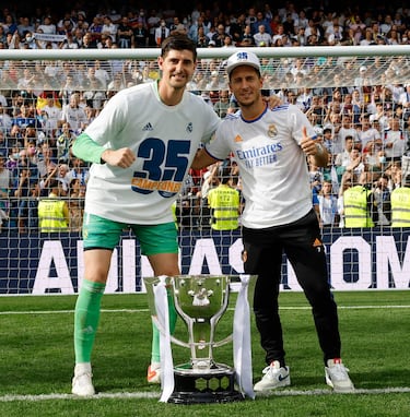 A pesar de su poca participación con el equipo madridista, su palmarés creció abundantemente. En la imagen celebra junto a su amigo y compatriota, el portero Thibaut Courtois, el título de LaLiga conseguido en 2022. Previamente ya consiguieron el de 2020.