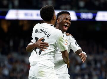 Vinicius Jr. celebra con Rodrygo luego del 2-1. REUTERS/Juan Medina