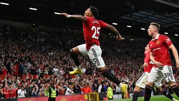 Manchester United's English striker Jadon Sancho (C) celebrates after scoring the opening goal during the English Premier League football match between Manchester United and Liverpool at Old Trafford in Manchester, north west England, on August 22, 2022. (Photo by Paul ELLIS / AFP) / RESTRICTED TO EDITORIAL USE. No use with unauthorized audio, video, data, fixture lists, club/league logos or 'live' services. Online in-match use limited to 120 images. An additional 40 images may be used in extra time. No video emulation. Social media in-match use limited to 120 images. An additional 40 images may be used in extra time. No use in betting publications, games or single club/league/player publications. / 