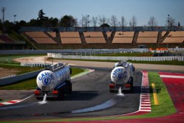 Dos camiones esparcen agua en el circuito de Montmeló.