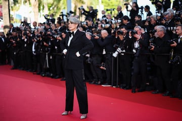 Andie MacDowell posa en la alfombra roja durante el desfile inaugural del primer día de la 78ª edición del festival de cine de Cannes.
