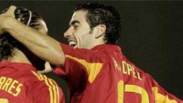 <b>GOLES ATLÉTICOS.</b> Fernando Torres y Antonio López festjan uno de los tantos de España a la débil San Marino en el estadio Olímpico de Serravalle, con sólo 3.500 espectadores en las gradas.