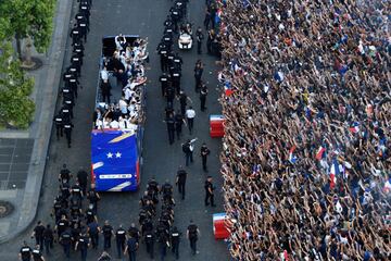 La selección sa ha llegado al aeropuerto Roissy-Charles de Gaulle rodeado de una gran espectación. Después se han subido al clásico autobús para recorrer las calles de París y celebrar la segunda estrella con los aficionados.