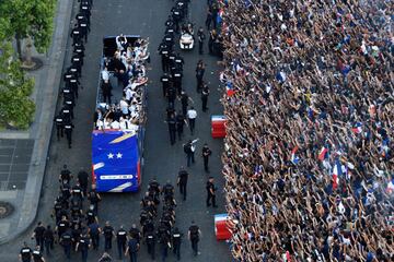 La selección francesa ha llegado al aeropuerto Roissy-Charles de Gaulle rodeado de una gran espectación. Después se han subido al clásico autobús para recorrer las calles de París y celebrar la segunda estrella con los aficionados.