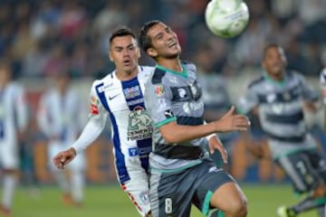 Emmanuel García, de Pachuca, y Diego González.