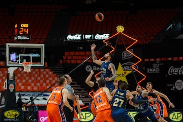 El baloncesto no para estas Navidades. Sobre todo, en la Liga Endesa, que desde el 19 hasta el 4 de enero ofrecerá un total de 36 encuentros, con la guinda el 27 de diciembre: 12 horas seguidas de balón naranja y Clásico. Como aperitivo, el Valencia-Murcia de la imagen, presidido por un árbol navideño de 6,5 metros. 