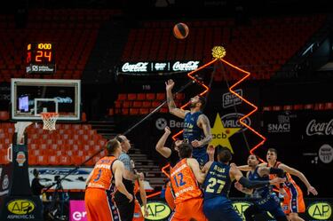 El baloncesto no para estas Navidades. Sobre todo, en la Liga Endesa, que desde el 19 hasta el 4 de enero ofrecerá un total de 36 encuentros, con la guinda el 27 de diciembre: 12 horas seguidas de balón naranja y Clásico. Como aperitivo, el Valencia-Murcia de la imagen, presidido por un árbol navideño de 6,5 metros. 