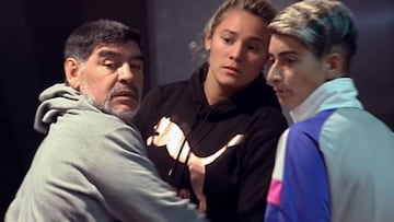 El exfutbolista Diego Maradona junto a su novia Roc&iacute;o Oliva en el hotel de Madrid donde se hospeda. 
