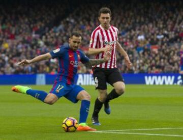 Paco Alcácer ante Laporte.