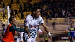 El jugador de Santiago Wanderers, Milton Alegre, celebra su gol contra A.C. Barnechea durante el partido de Primera B disputado en el estadio Lucio Farina de Quillota.