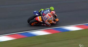 El de Honda ya hab¨ªa tocado a Aleix Espargar¨® mientras recuperaba posiciones porque hab¨ªa recibido un 'ride through' tras la salida. Al pasar a Rossi, le empuj¨®. Fue sancionado con 30 segundos.
