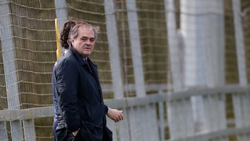 GRAFCAV5720. SAN SEBASTIÁN (ESPAÑA), 07/11/2023.- El presidente de la Real Sociedad, Jokin Aperribay, asiste al entrenamiento previo al partido de Liga de Campeones contra el Benfica, celebrado este martes en el campo de entrenamiento de Zubieta. EFE/Juan Herrero.