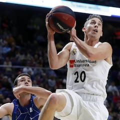 Jaycee Carroll, ante el muro defensivo del Kirolbet Baskonia