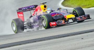 Sebastian Vettel en acción durante la sesión de clasificación del GP de Malaisia de Fórmula Uno en el Circuito Internacional de Sepang.