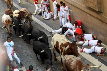 Imágenes del séptimo encierro de los Sanfermines 2022. La ganadería encargada de los toros de este séptimo encierro será la de Victoriano del Río, una de las más importantes del panorama taurino nacional.