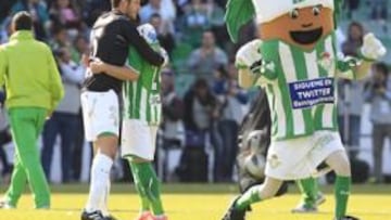 <b>VALE UNA SALVACIÓN. </b>Iriney, Paulao, Fabricio, Rubén Castro y Palmerín, la mascota verdiblanca, celebran una victoria que casi certifica la permanencia del Betis.