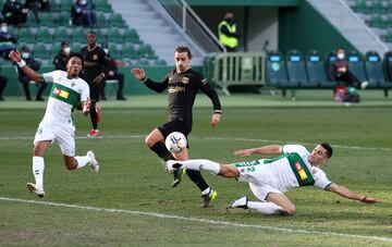 El jugador del Elche, Diego González, marca en propia puerta el 0-1 para el FC Barcelona. 