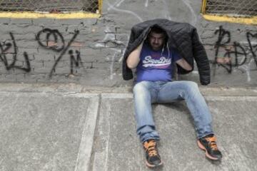 Hinchas hacen fila y esperan conseguir una boleta para el juego Colombia-Argentina.