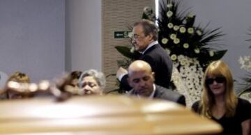 El presidente del Real Madrid, Florentino Pérez (c), pasa junto a los familiares del presidente de honor del Real Madrid, Alfredo Di Stéfano, en la capilla ardiente instalada en el palco de honor del Santiago Bernabéu. 