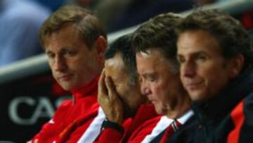 Ryan Giggs y Van Gaal, en el banquillo durante el partido.