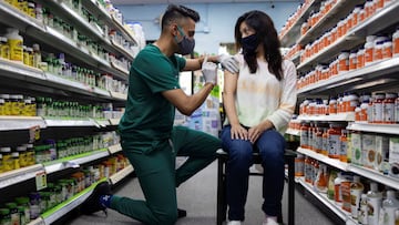 Una mujer recibe la vacuna contra la enfermedad por coronavirus de Pfizer-BioNTech (COVID-19) como dosis de refuerzo en Skippack Pharmacy en Schwenksville, Pensilvania, EE. UU., 14 de agosto de 2021. 