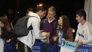 <b>SOLICITADO. </b>Cristiano atiende a algunos seguidores madridistas a su llegada al hotel de concentración.
