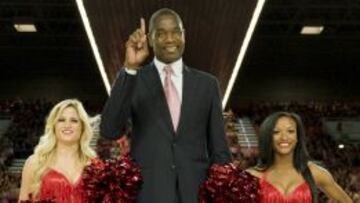 Dikembe Mutombo nos muestra su caracter&iacute;stico gesto &#039;Not in my house&#039;.