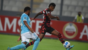 Brazil's Flamengo Bruno Henrique (R) shoots to score next to Johan Madrid Peru's Sporting Cristal during their Copa Libertadores group stage first leg football match at the National Stadium in Lima on April 5, 2022. (Photo by ERNESTO BENAVIDES / AFP)