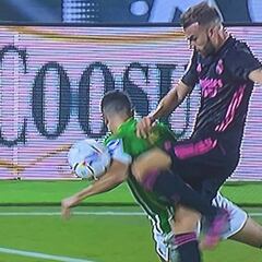 Iturralde no tiene duda: hay "penalti" por mano de Bartra