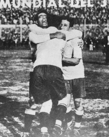 Apodado como "El Mago" fue un histórico de Uruguay de los años 20 y 30. Fue campeón del mundo en el Mundial de Uruguay de 1930. Entrenó al Real Madrid en la temporada de 1951 - 1952 bajo el mandato de Santiago Bernabéu. En la imagen Scarone celebra con Lorenzo Fernández y Pedro Cea el Mundial de 1930.

