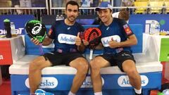 Pablo Lima y Fernando Belastegu&iacute;n posan tras su victoria en octavos de final del Open de Canarias de P&aacute;del.