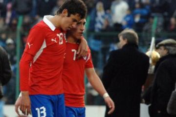 Chile se colocó en ventaja gracias a tantos de Angelo Henríquez (2') y Carlos Muñoz (10'). Sin embargo, Uruguay reaccionó rápidamente y dio vuelta el marcador, gracias a la notable actuación de Luis Suárez, que anotó en los 31',35' y 47'; mientras que Edinson Cavani se matriculó con doblete (39' y 71'). Abel Hernández puso el sexto (84'); y Sebastián Ubilla cerró la cuenta con los últimos descuentos nacionales (80' y 90').