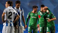 Los jugadores del Alav&eacute;s celebran su victoria a la finalizaci&oacute;n del partido de la decimos&eacute;ptima jornada de Liga que han disputado frente a la Real Sociedad en el estadio de Anoeta de San Sebasti&aacute;n.