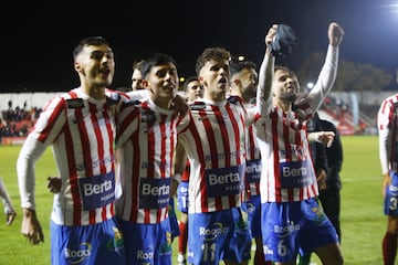 El Barbastro celebra el pase a la siguiente ronda de la Copa del Rey tras ganar 2-0 al Espanyol.