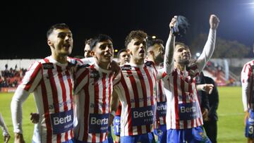El Barbastro celebra el pase a la siguiente ronda de la Copa del Rey tras ganar 2-0 al Espanyol.