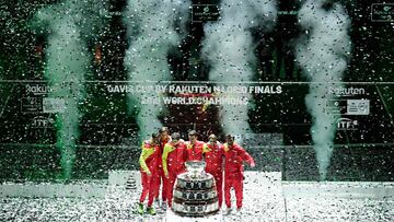 (FromL) Spain's Marcel Granollers, Spain's Feliciano Lopez, Spain's Pablo Carreno, Spain's Roberto Bautista Agut, Spain's Rafael Nadal and Spain's captain Sergi Bruguera celebrate with the trophy after winning the final tenni
