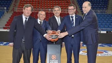 El presidente de la Euroliga Jordi Bertomeu  participa en la firma oficial del contrato para la celebraci&oacute;n en Vitoria de la Final Four 2019 en el Fernando Buesa Arena.