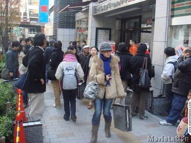 Miles de japoneses hacen cola ordenadamente para comprar Wii