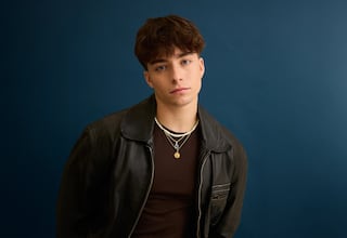 Quién es Izan Llunas, el actor que dio vida a Luis Miguel que aspira a ganar el Benidorm Fest 2026 con ‘¿Qué vas a hacer?’