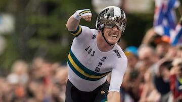 Rohan Dennis celebra su triunfo en los mundiales de Yorkshire.