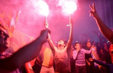 Fanáticos del equipo Galatasaray celebran, la Superliga de Campeones de Turquía, en Estambul (Turquía). El Galatasaray logró su vigésimo título de campeón de la Liga turca, tras el empate (2-2) cosechado hoy por el Fenerbahce, segundo clasificado, en su visita al campo del Istanbul Basaksehir. 