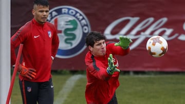Werner, en la sesión del Atlético hace dos días, ante Dos Santos, suplente rojiblanco esta tarde.