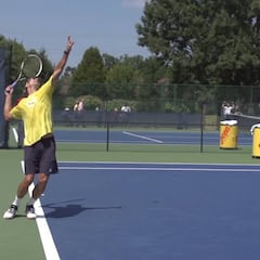 Efectúa tu servicio de tenis con garantías bajo un sol radiante